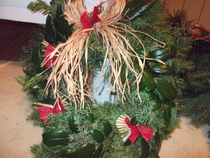 Kranssitalkoissa valmistui jouluisia havukransseja (2012)