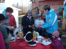 Pikkukokit paistoivat ja myivät vohveleita City Mahaton tapahtumassa 2013